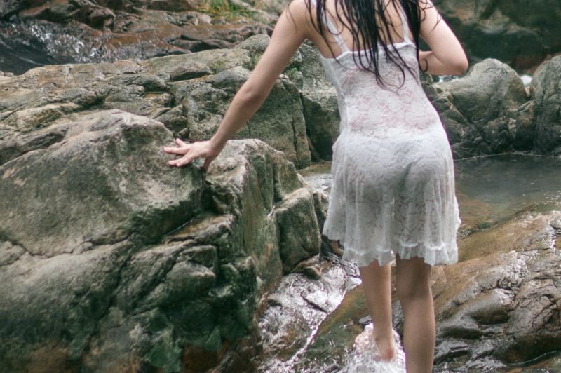 skály,proud,stromy,bílé šaty