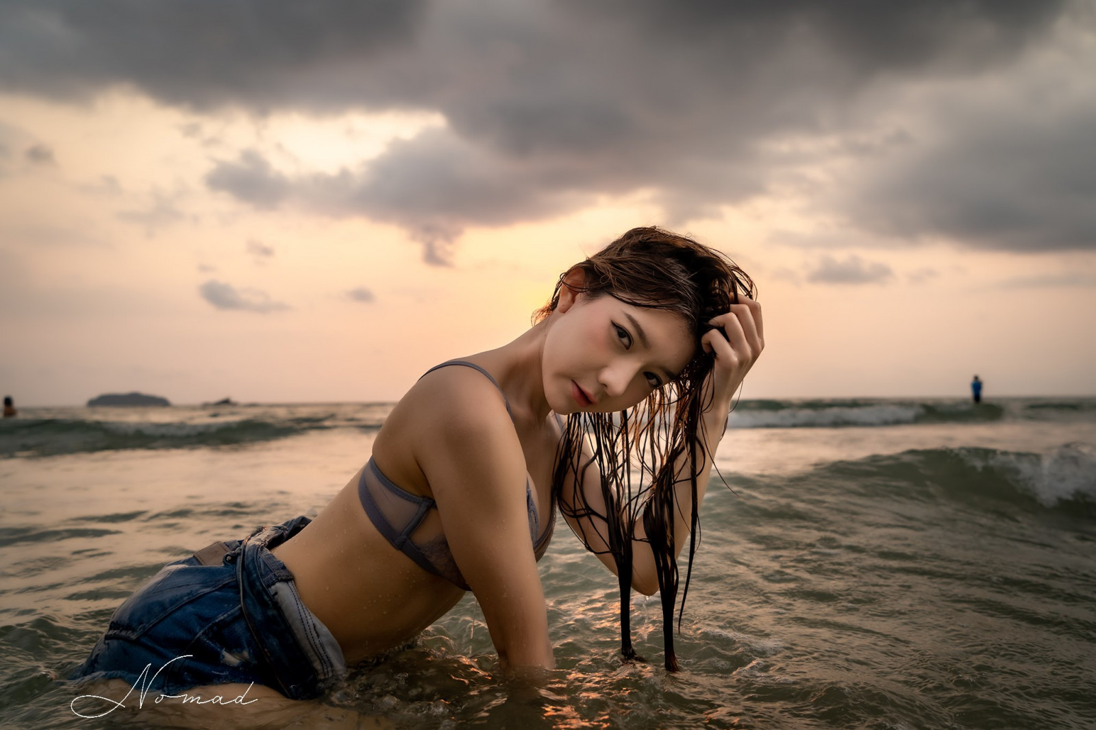 dívka, dívky, žena, model, Osoba, fotografie, tapeta na zeď, voda, mrak, nebe, People in nature, People on beach, flash photography, šťastný, slunečnímu záření, plavky, pláž, letní, zábava, černé vlasy, jezero, horizont, dlouhé vlasy, krása, mořská vlna, volný čas, krajina, vítr, podprsenka, písek, blond, dolní končetina, hnědé vlasy, vlna, oceán, večer, pobřeží, podsvícení, Skála, tropy, odraz, tráva, portrétní fotografie, dovolená, bikiny, focení, moře, slapy, západ slunce, sedící, soumrak