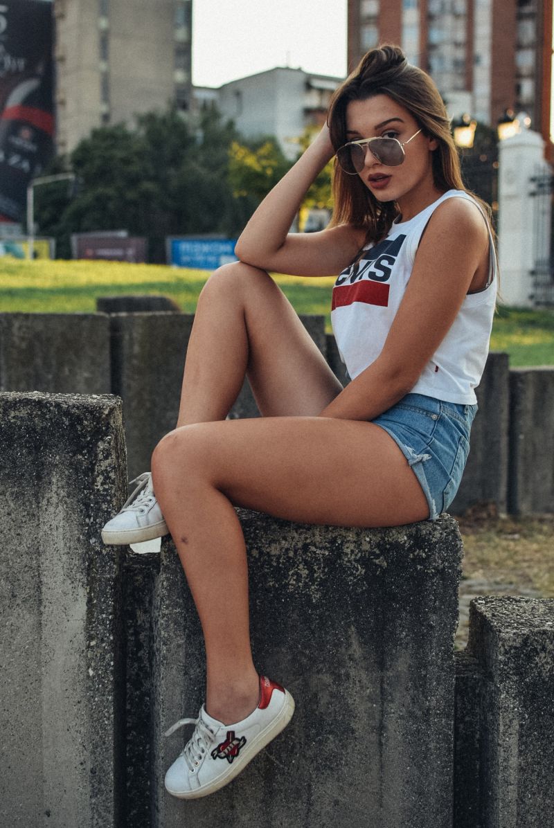 Mädchen,Brünette,draußen,Porträt,sexy,kurze Hose