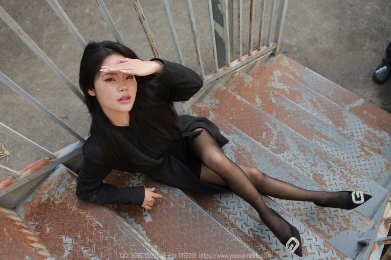 รองเท้าบูท,เสื้อสเวตเตอร์ถัก,ผ้าม่าน,นั่ง,โซฟา,ผู้หญิง