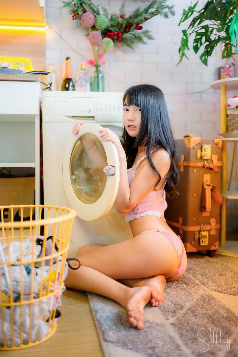 asijský,ofina,ruce na hlavu,krytý,Laundry room,dlouhé černé vlasy