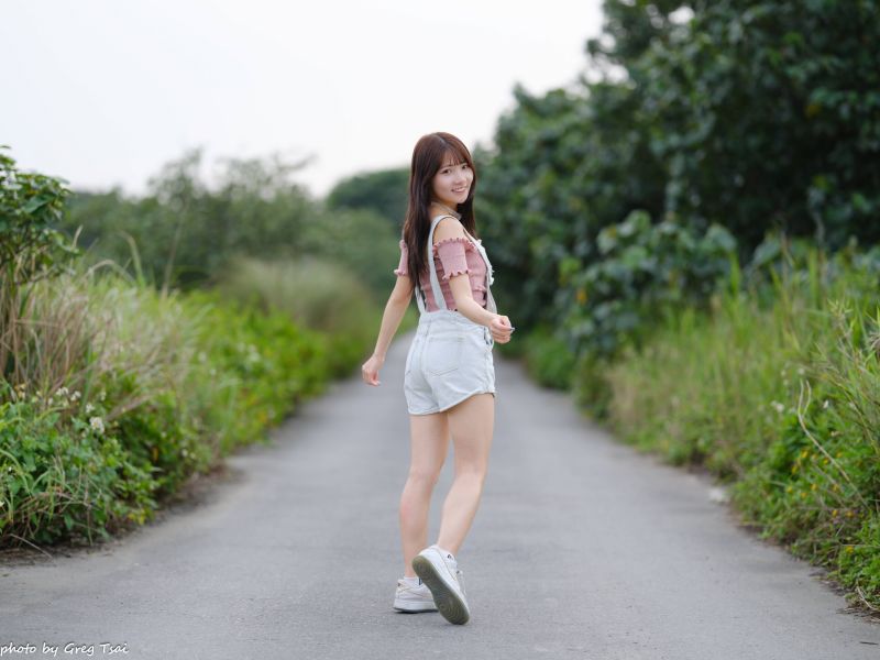 ผมยาว,กลางแจ้ง,ผู้หญิง,ดอกไม้สีเหลือง