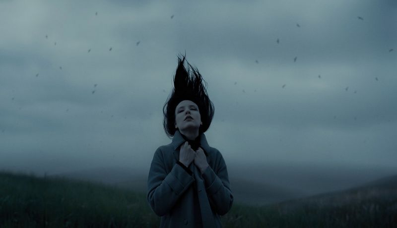 black sweater,Blå kjole,båd,bro,brown coat,lejrbål