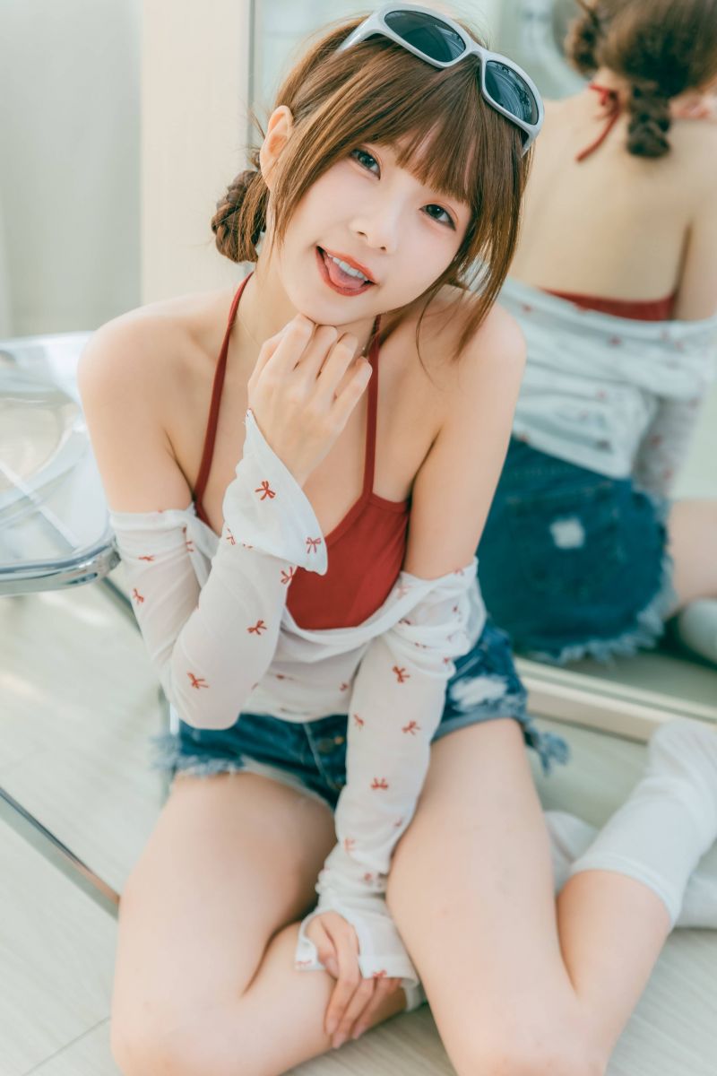 indendørs,langt hår,tabel,vindue,kvinde