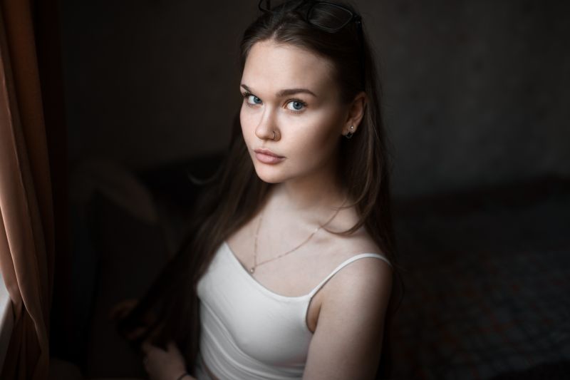 Rückansicht, Bett, schwarzer Hut, blaues Kleid, Bokeh, kaukasisch