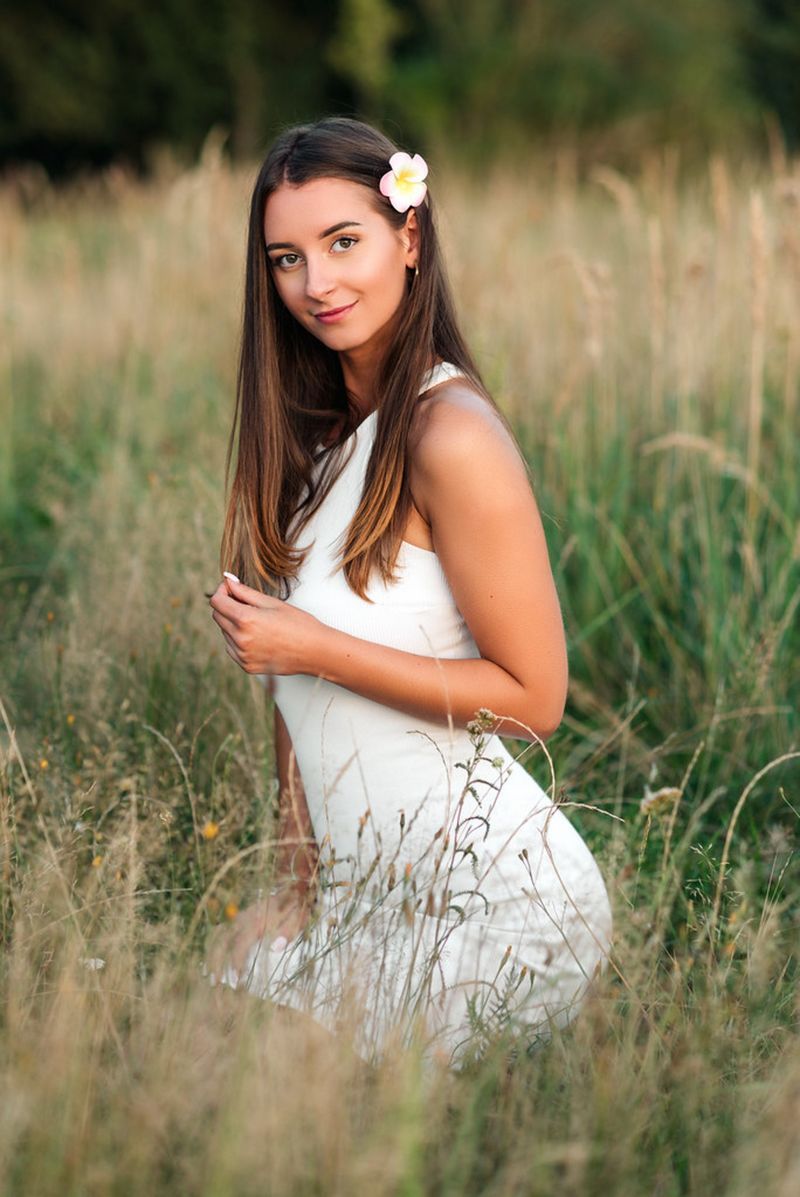 rukama v bok,rostliny,bez rukávů,usmívající se,tight dress,stromy