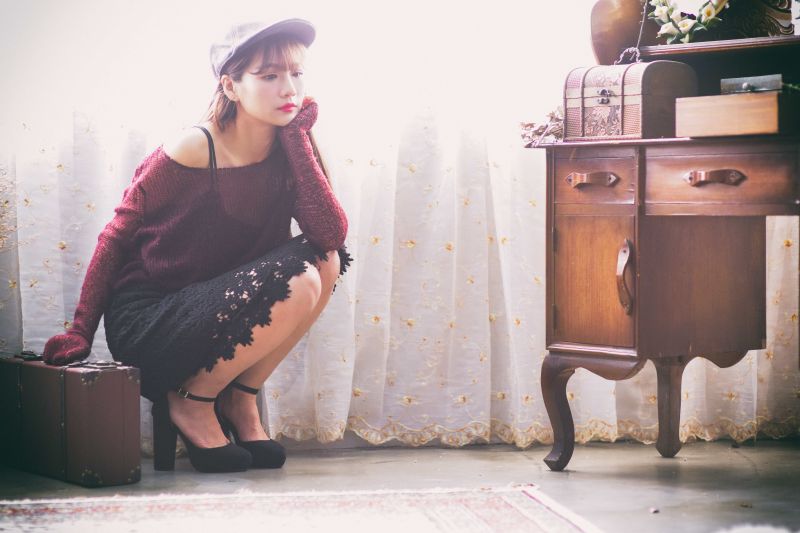 air conditioner, koupelna, postel, zásobník, černé šaty, modré šaty