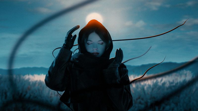 black sweater,Blå kjole,båd,bro,brown coat,lejrbål