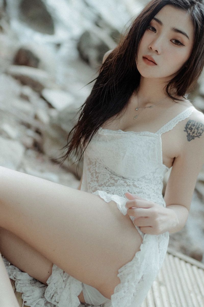 skály,proud,stromy,bílé šaty