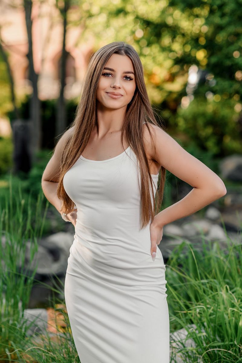 rukama v bok,rostliny,bez rukávů,usmívající se,tight dress,stromy