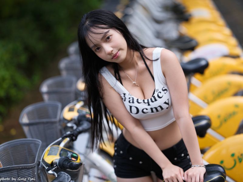 black shorts,high socks,pelo largo,zapatillas,mujer