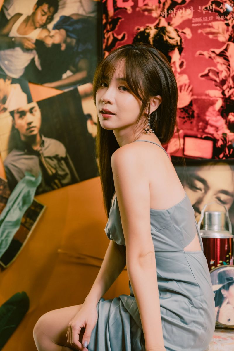 wewnątrz,długie włosy,stół,okno,kobieta