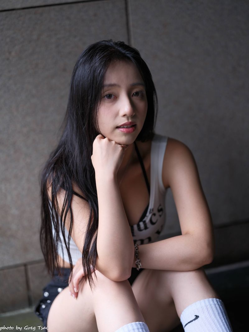 black shorts,high socks,長い髪,スニーカー,女性