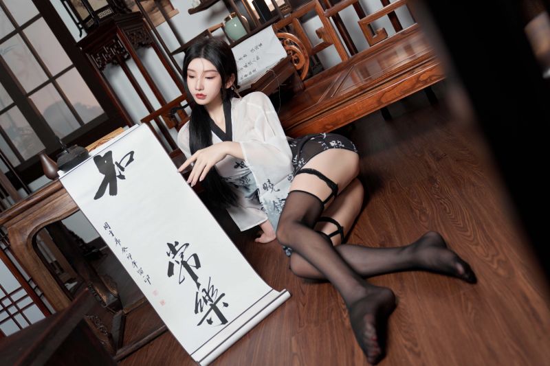 sorte strømper,hanfu,wooden furniture