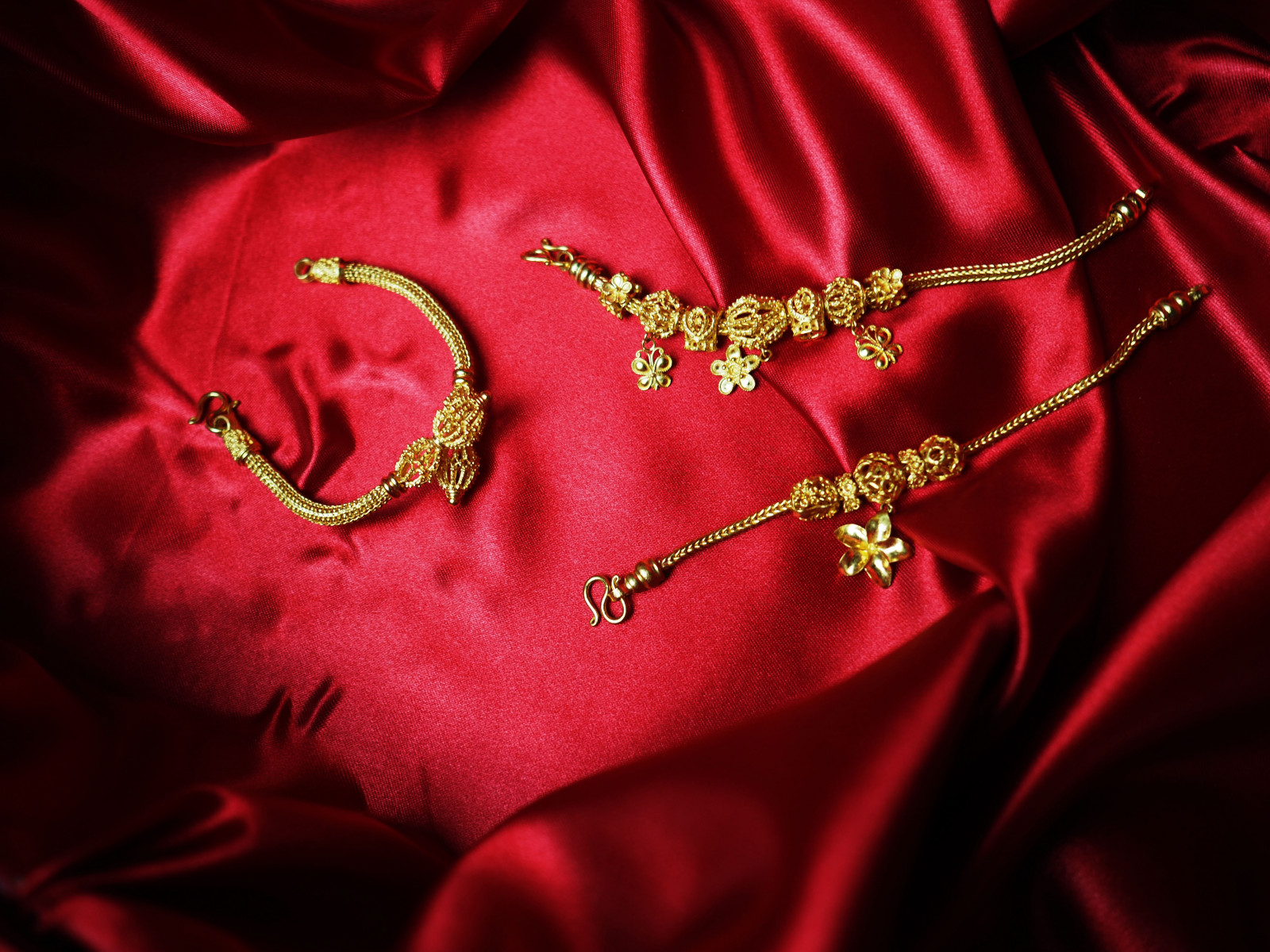 red, ART, hand, neck, textile, sleeve, gesture, finger, jersey, pink, sportswear, insect, magenta, T shirt, waist, jewellery, font, formal wear, trunk, pattern, linens, event, close up, electric blue, metal, wrist, abdomen, necklace, macro photography, carmine, fashion accessory, Peach, tradition, logo, flag, cocktail dress, woven fabric, leather, uniform, top, room, emblem, illustration, nail, embroidery, brand, flesh, still life photography
