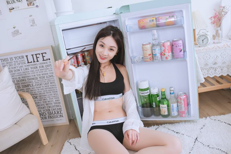 indendørs,langt hår,sportstøj,kvinde