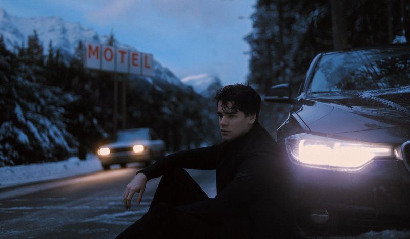 black sweater,Blå kjole,båd,bro,brown coat,lejrbål