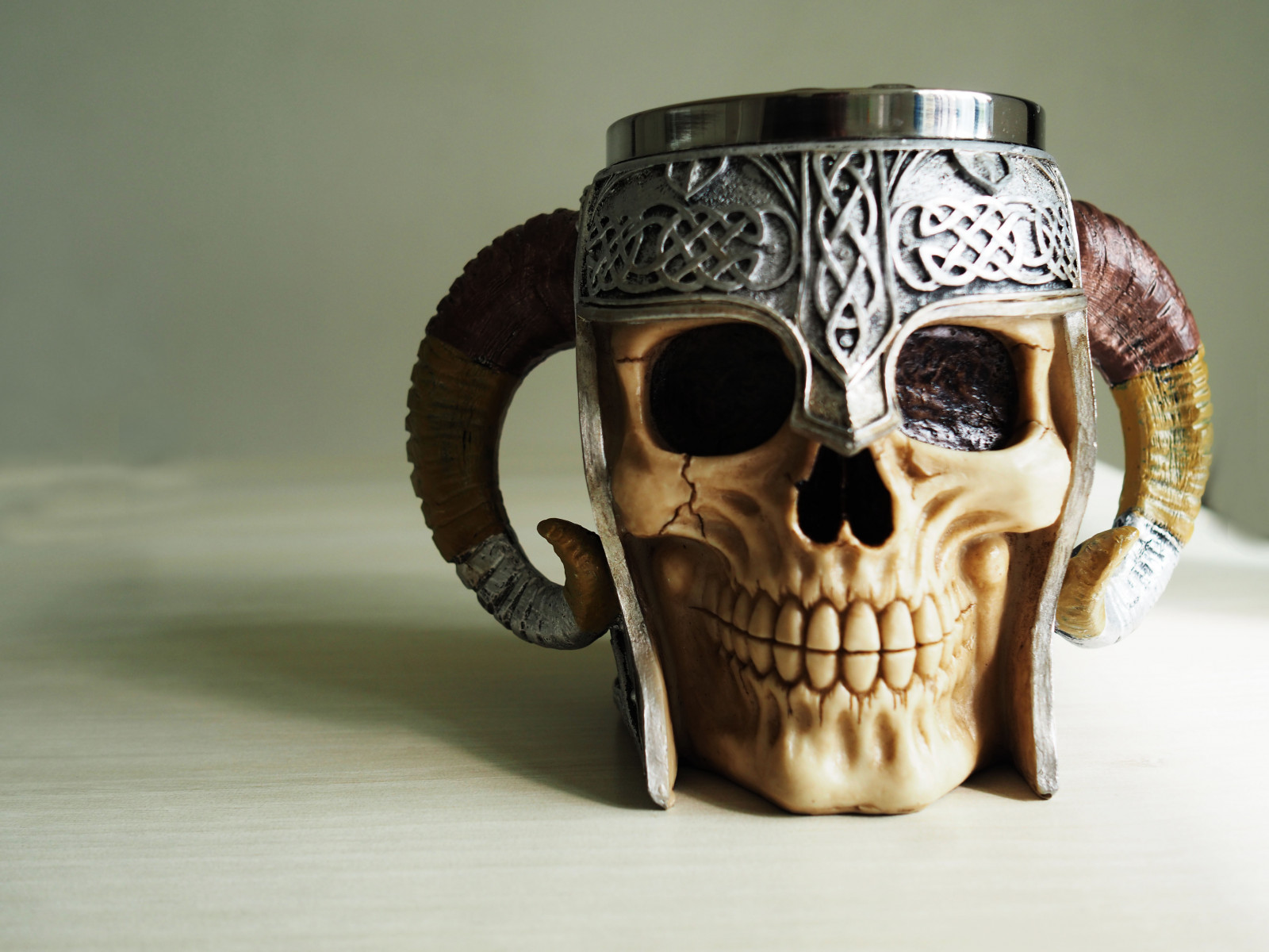 UMĚNÍ, brýle, brýlí, vision care, čelist, chrám, kost, sluneční brýle, lebka, pokrývka hlavy, artefakt, osobní ochranné prostředky, maska, maska, šperky, kov, událost, módní doplněk, kostým, tělo šperky, antropologie, dávná historie, public event, dějiny, řezba, dřevo, font, fiktivní postava, keramický, sochařství, bronz, prsten, zátiší fotografování, kostra, náušnice, mosaz