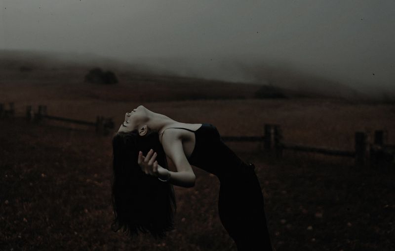 black sweater,Blå kjole,båd,bro,brown coat,lejrbål