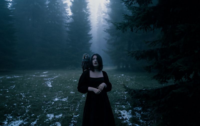 black sweater, modré šaty, loď, most, brown coat, táborák