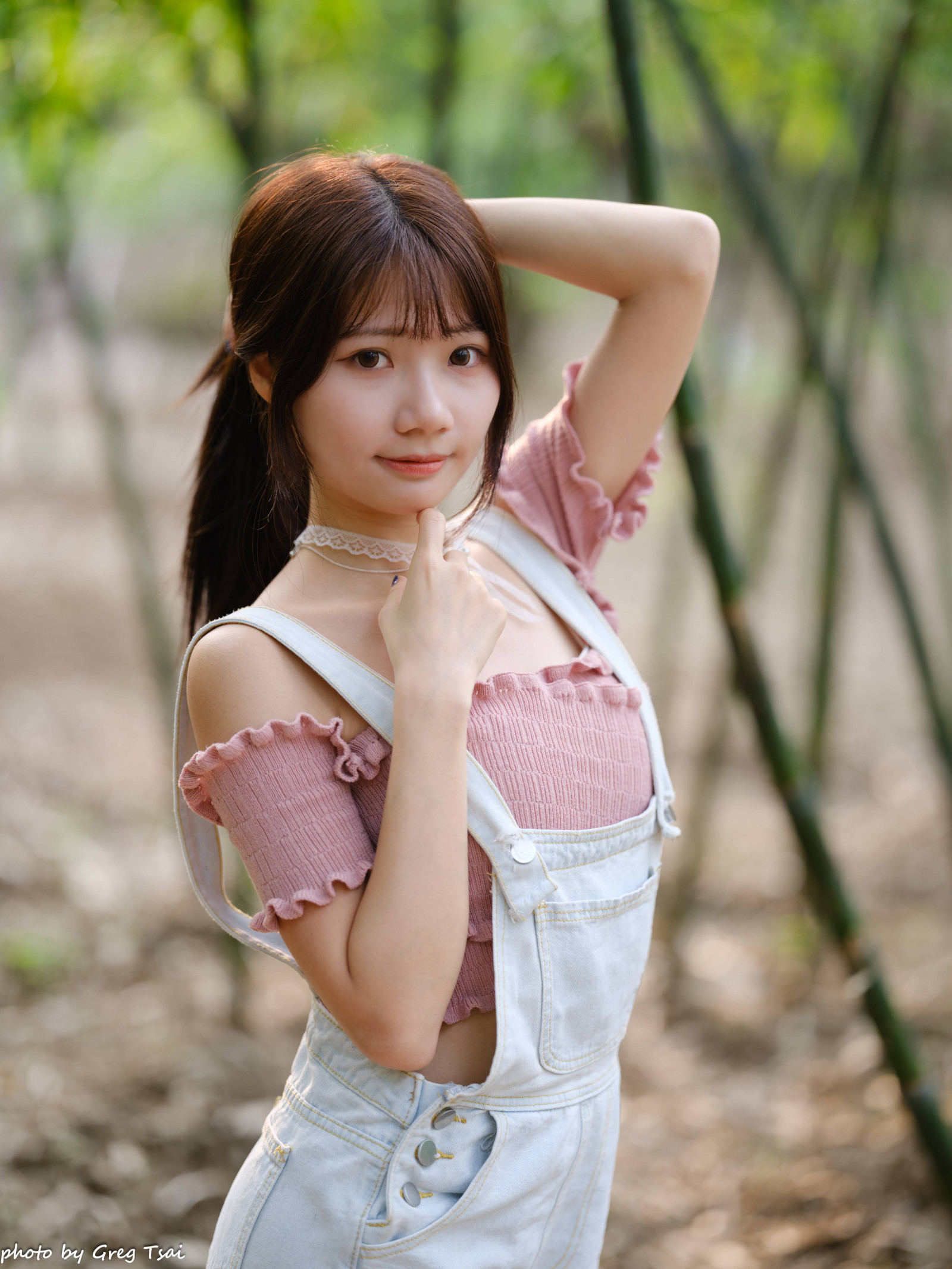 pitkät hiukset, ulkona, nainen, keltaiset kukat