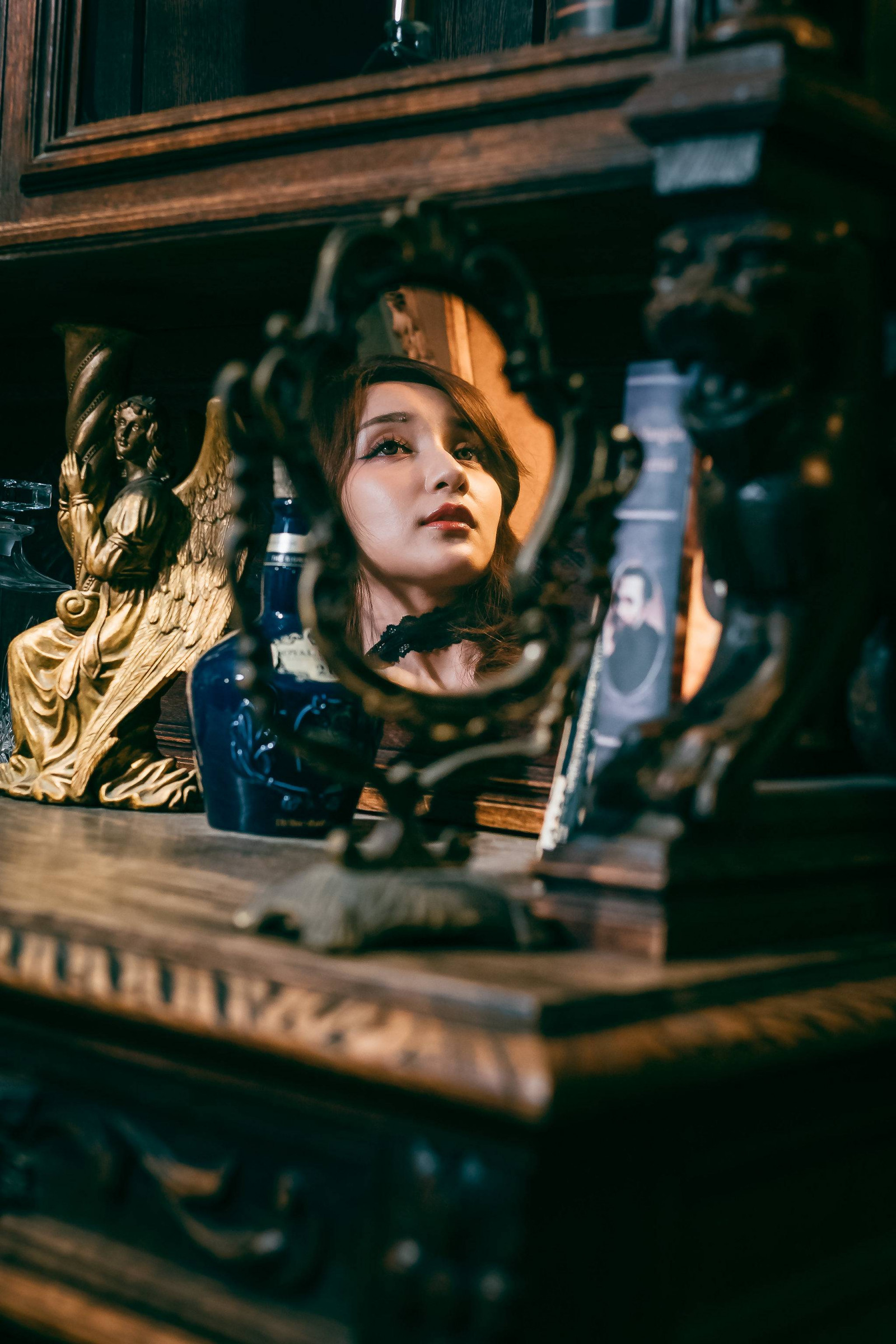 černé šaty, regál, dlouhé vlasy, žena