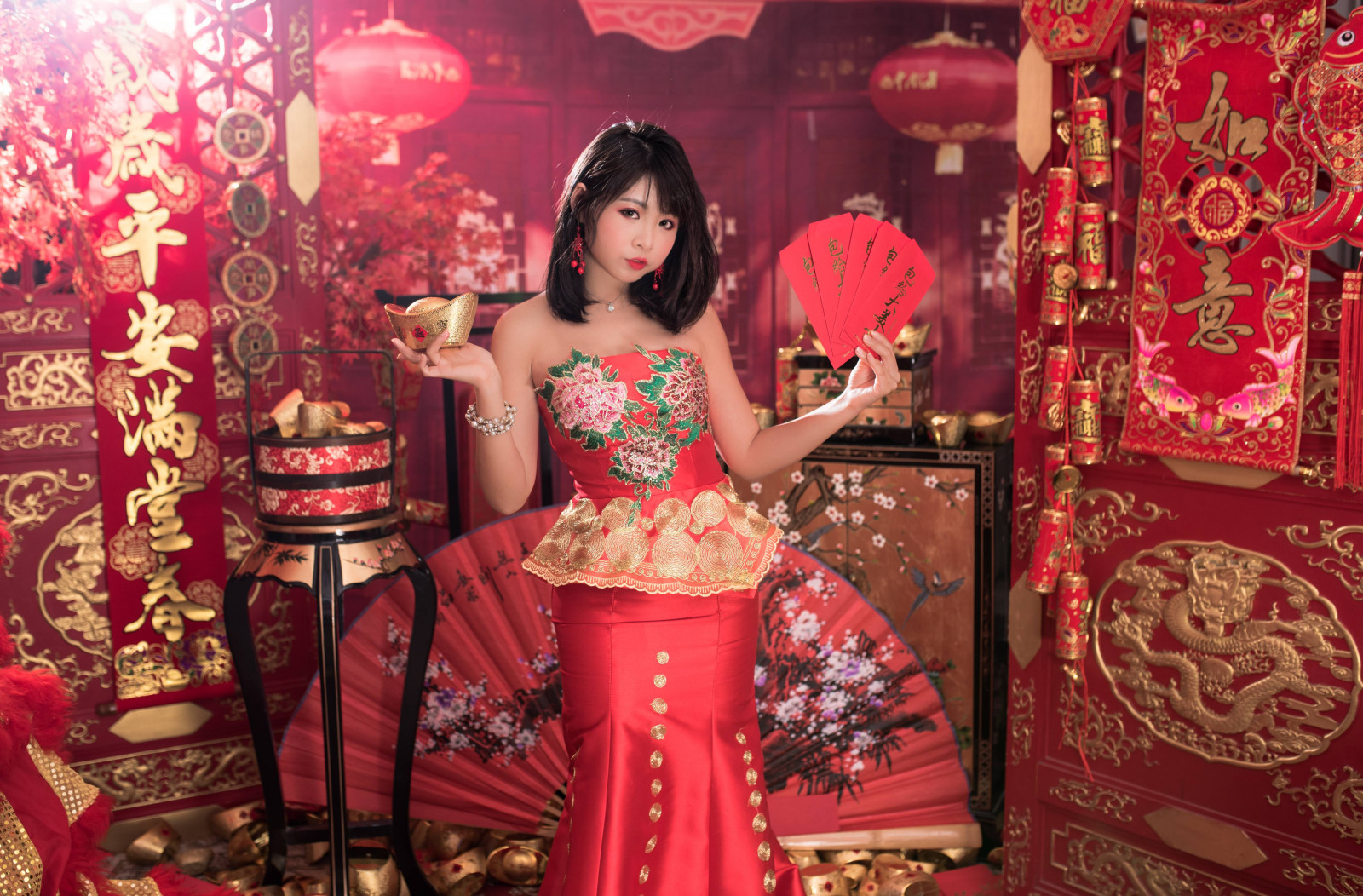 Azjatycki, Cheongsam, chiński Nowy Rok, złoto, czerwony, kobieta