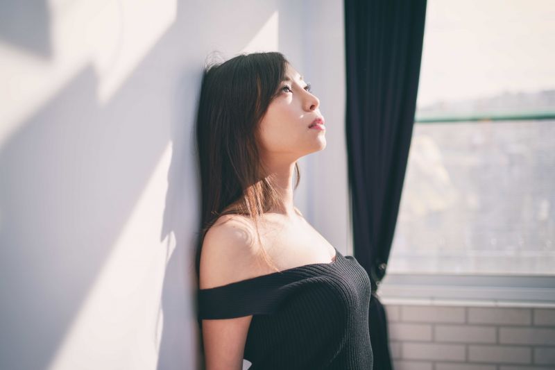 air conditioner, koupelna, postel, zásobník, černé šaty, modré šaty