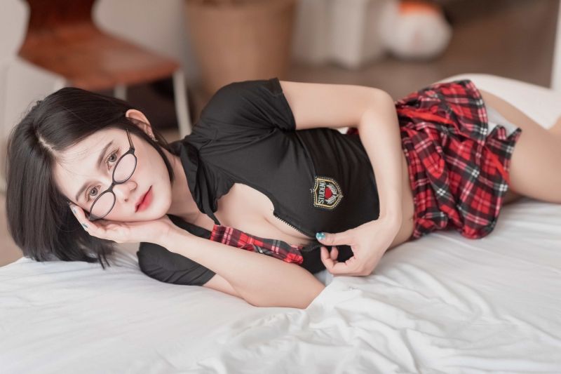 letto,Bassiera,occhiali,gonna