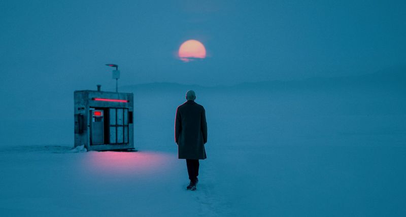 black sweater,vestito blu,barca,ponte,brown coat,fuoco di bivacco