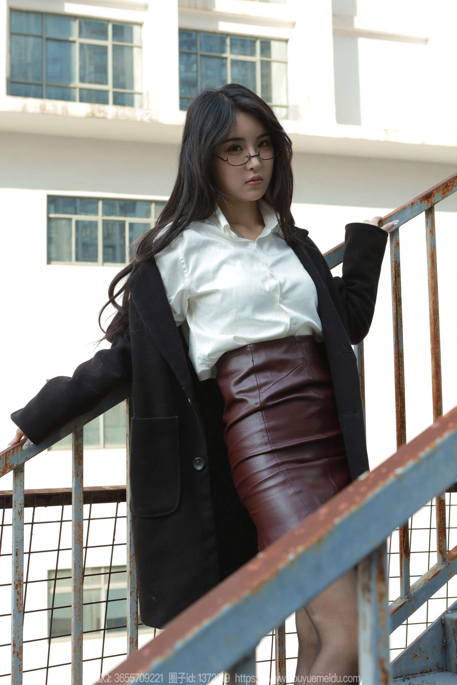 budova, kabát, plot, brýle, vysoké podpatky, LEATHER SKIRT, punčocháče, bílá košile, žena