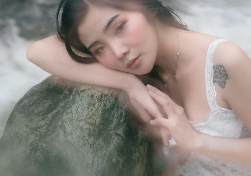 skály,proud,stromy,bílé šaty