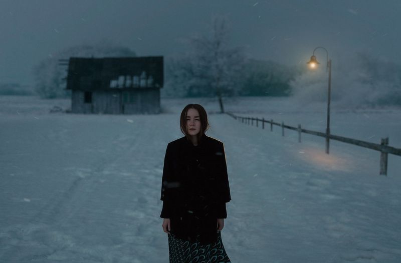 black sweater,Blå kjole,båd,bro,brown coat,lejrbål