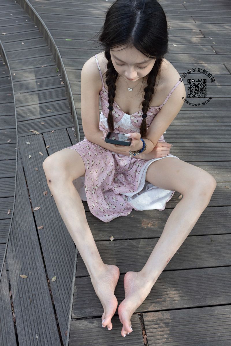 asiatisch,Rückansicht,flechten,Tageslicht,Rasen,lange Haare