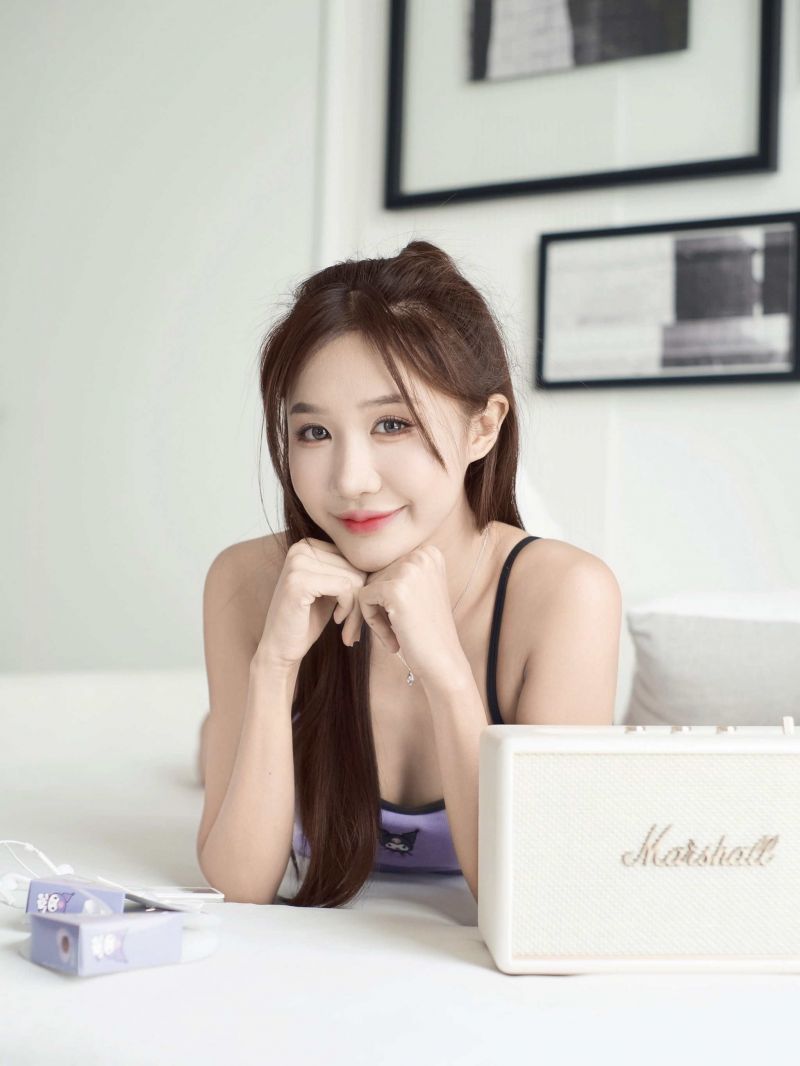 rám obrazu,polštář,purple top,žena