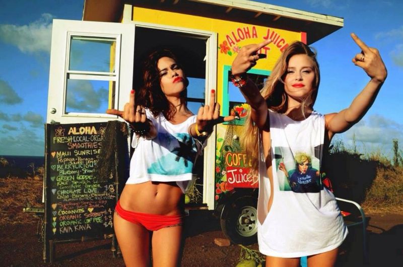 две момичета