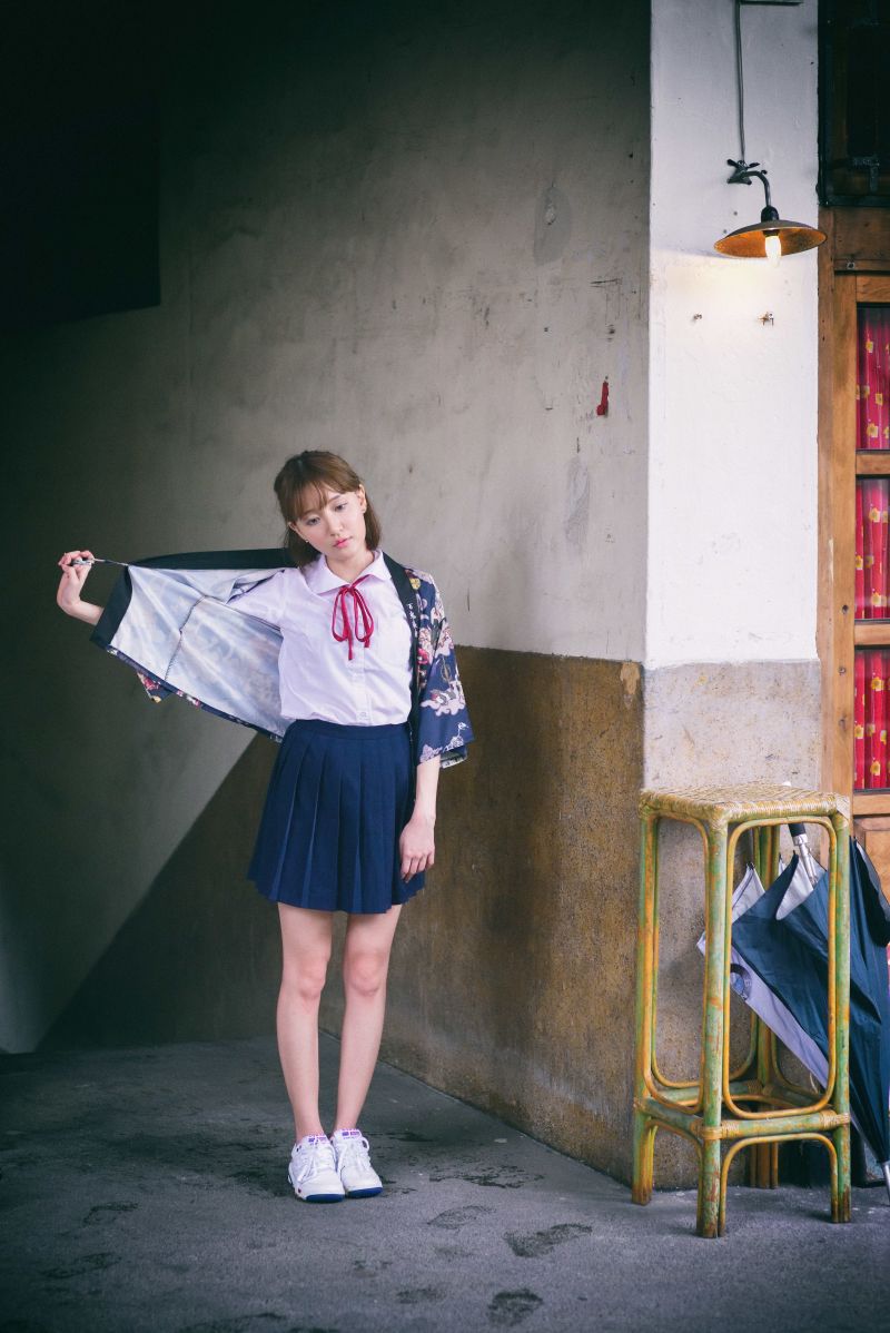 postel, air conditioner, koupelna, zásobník, černé šaty, modré šaty