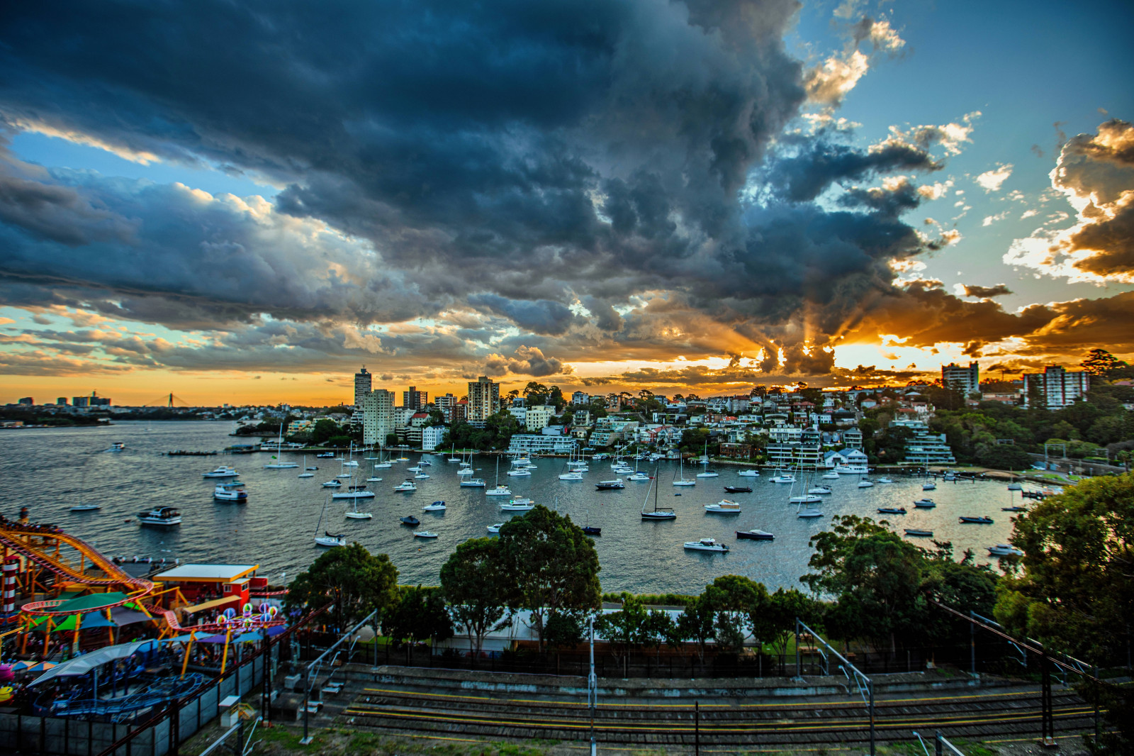 letadlová loď, architektura, modrá obloha, bokeh, most, světla města, mraky, hloubka pole, soumrak, stíhačky, lucerny, nízký úhel, miniaturní, model, Příroda, neonová světla, noční fotografie, venkovní, pagoda, lidé, mrakodrapy, sluneční paprsky, slunečnímu záření, západ slunce, cestovat, Soumrak, městský, široký úhel