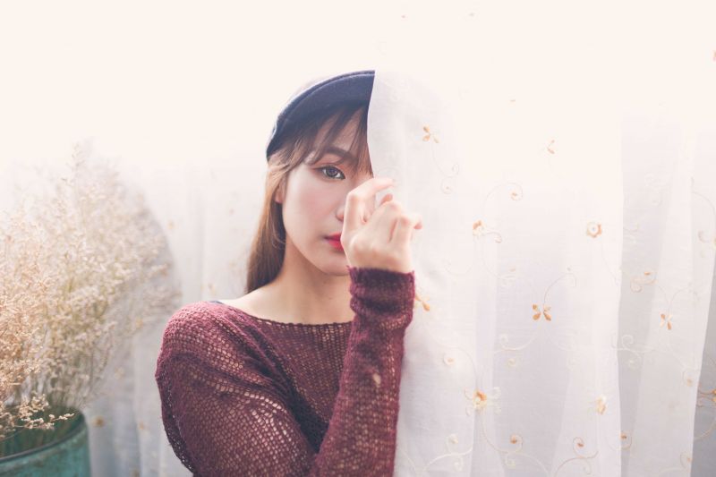 air conditioner, koupelna, postel, zásobník, černé šaty, modré šaty