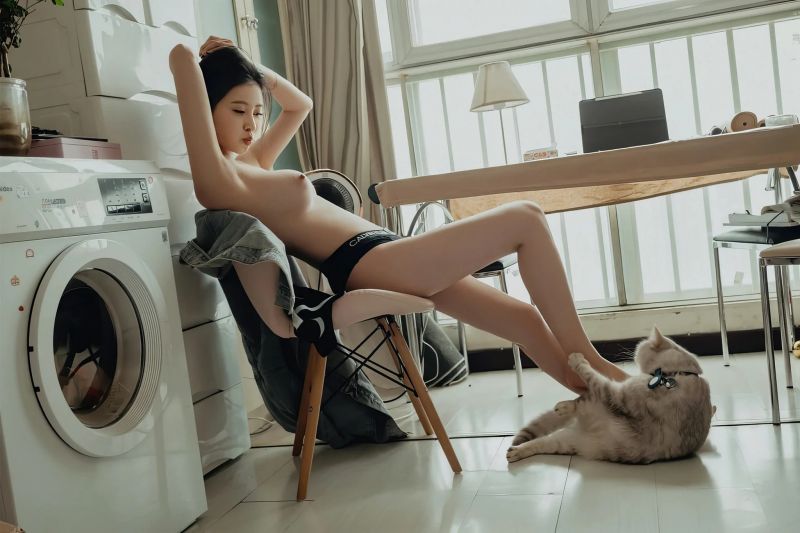 asiatisk,black bra,sort hår,kat,Cross Legged,denim jacket