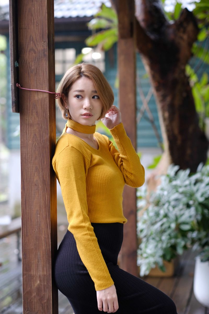obojek,makeup,shoulder bag,žena,yellow sweater