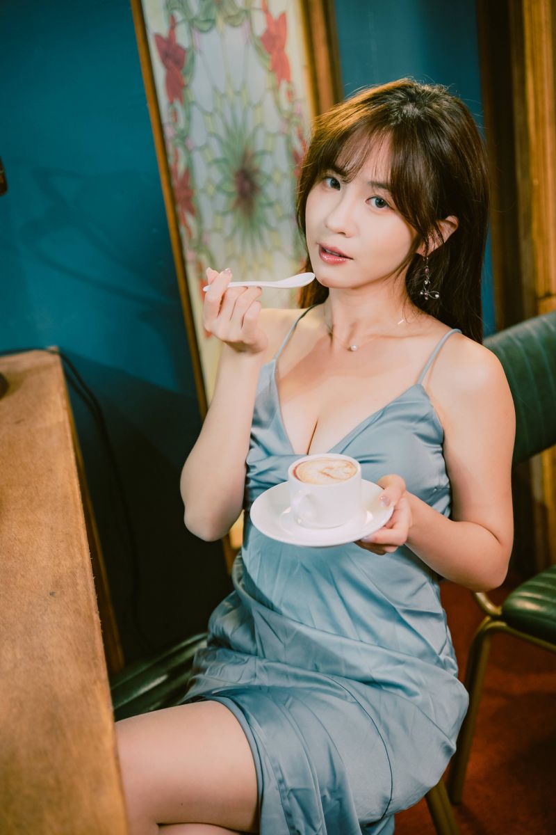 wewnątrz,długie włosy,stół,okno,kobieta