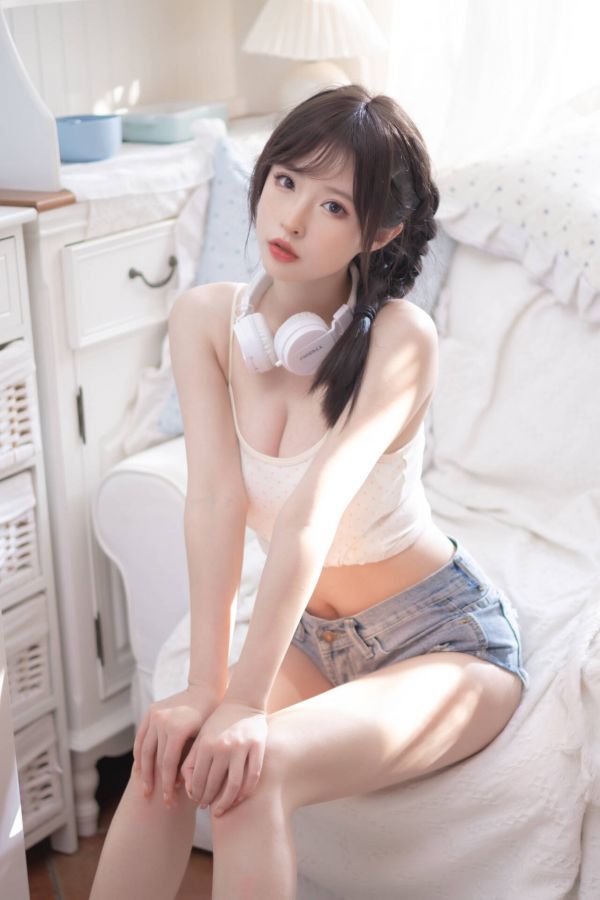 Asian,breast,girl,sexy,chest,earphone