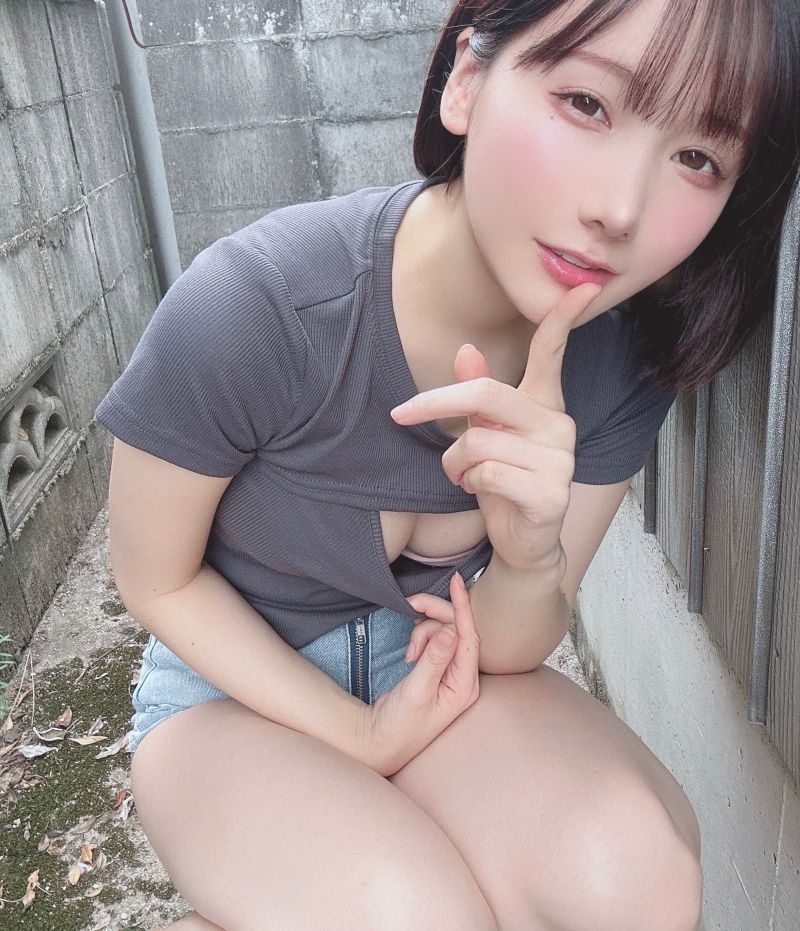 grey shirt, žena, krčící, sandály