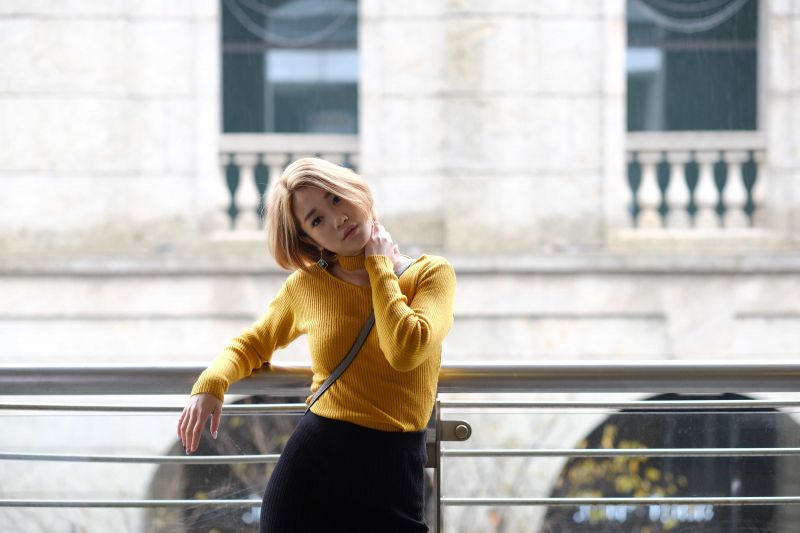 obojek,makeup,shoulder bag,žena,yellow sweater