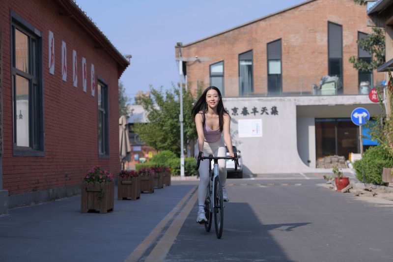Bassiera,tight pants,sorridente,collo V,White leggings