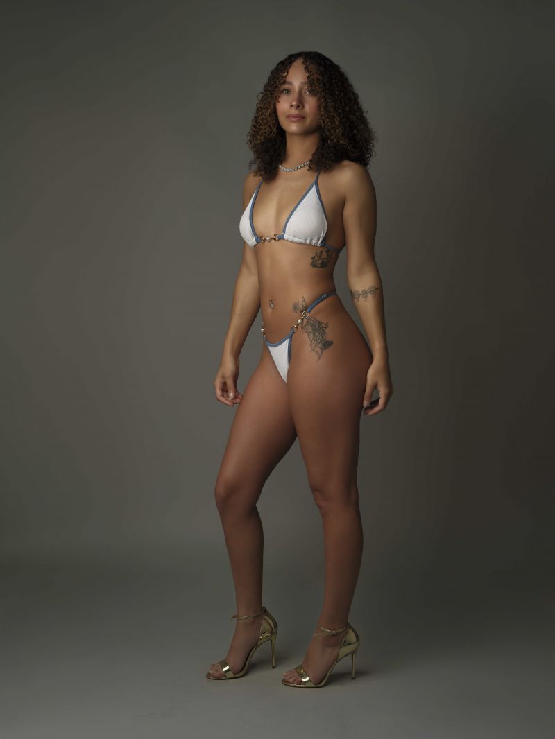 bikini,høje hæle,smykker,halskæde,tatovering