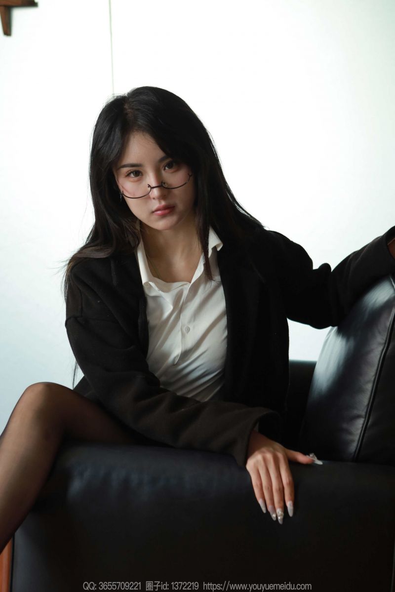 budova, kabát, plot, brýle, vysoké podpatky, LEATHER SKIRT