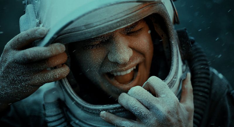 black sweater,Blå kjole,båd,bro,brown coat,lejrbål