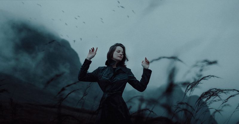 black sweater,Blå kjole,båd,bro,brown coat,lejrbål